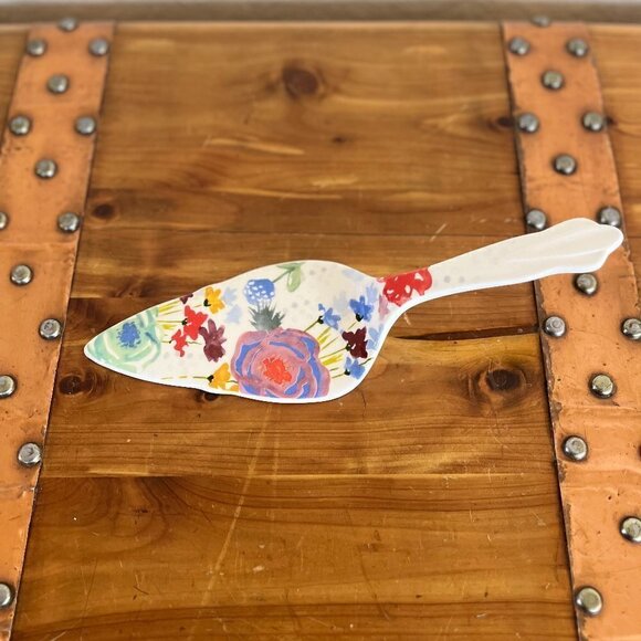 The Pioneer Woman's Celia Spring Flowers Ceramic Pie Server - Picture 5 of 5